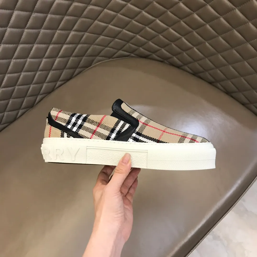 Men's Men's Shoes💰380 B's Couple Style Classic low-top sneakers are reinterpreted with Vintage retro plaid cotton material and decorated with a new brand logo. First-layer cowhide lining, embossed Burberry logo on the heel, and original TPU outsole! Male 38-44 (45 46 customized)